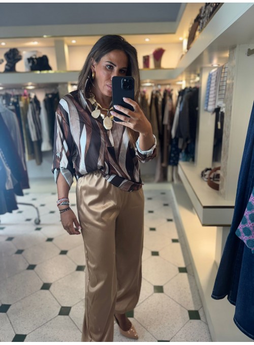 Camisa con botón tipo camisera