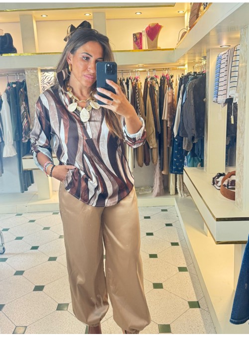 Camisa con botón tipo camisera