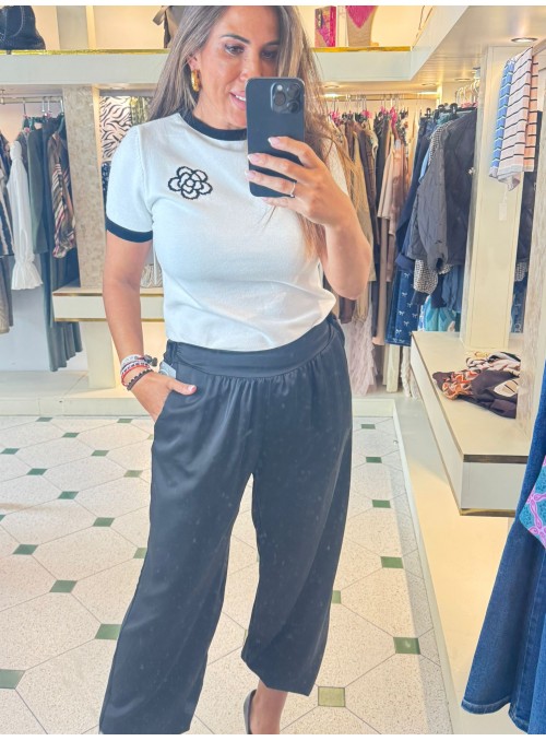 Top tipo Chanel con flor