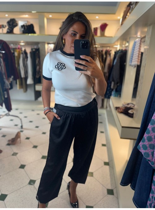 Top tipo Chanel con flor